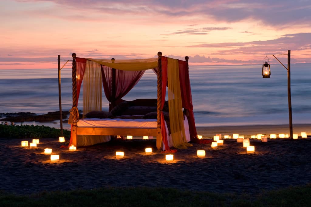 Cena romántica frente al mar en Bali