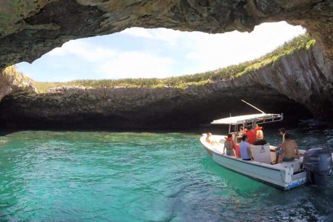 Recorrido privado en barco por aguas turquesa y playas escondidas