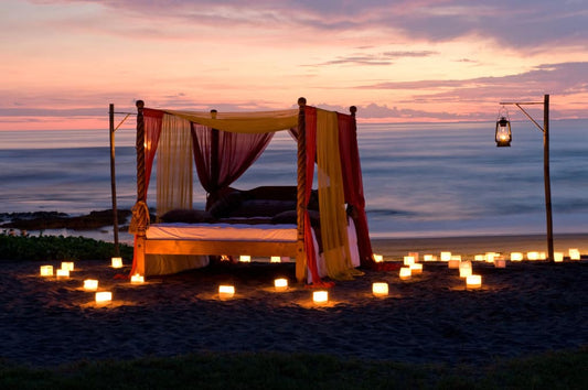 Cena romántica frente al mar en Bali