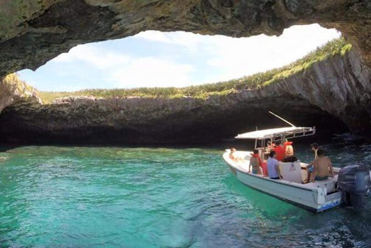 Recorrido privado en barco por aguas turquesa y playas escondidas