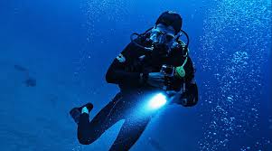 Aventura de snorkel nocturno bajo un cielo estrellado